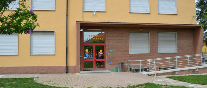 Scuola Primaria di Cascine san Pietro, veduta esterna